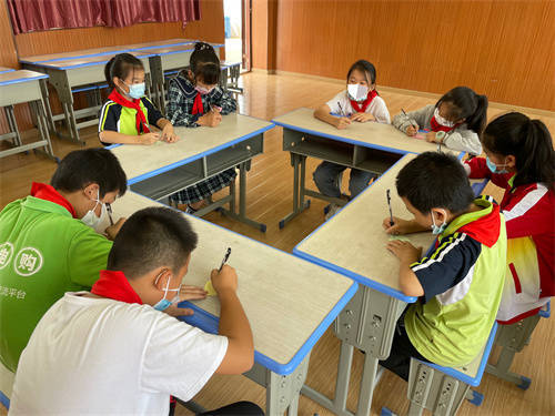 鄂州段店小学:"成长路上友你相伴"人际交往小组