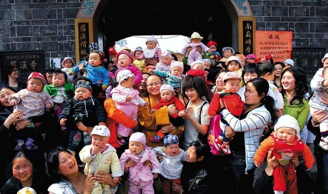 2008年地震时,一僧人破戒收留孕妇,接着108个"罗汉"娃降生_素全_智国