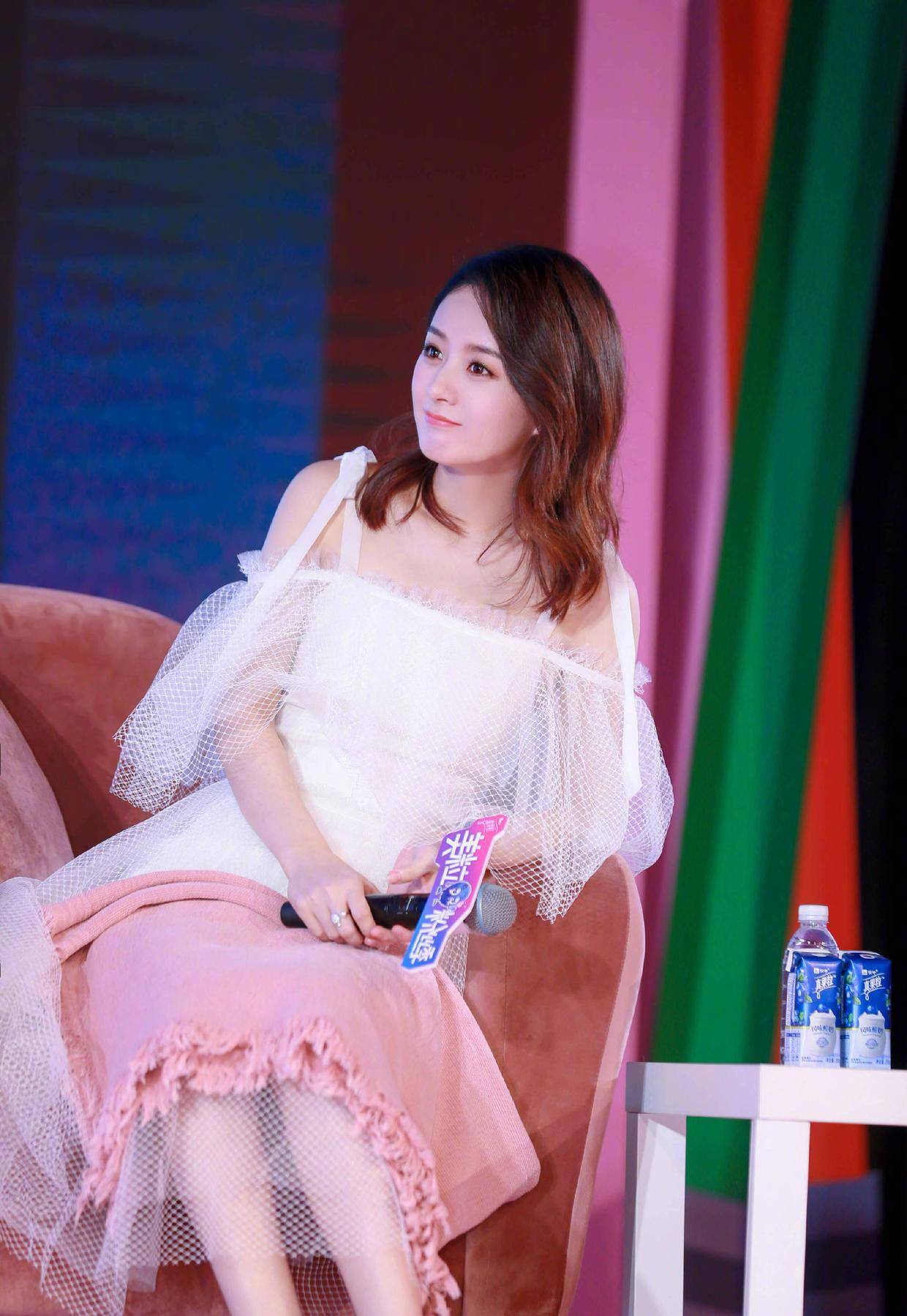 赵丽颖身穿白色连衣裙出席活动,优雅高贵,趁补妆空隙偷偷吃糖_融合