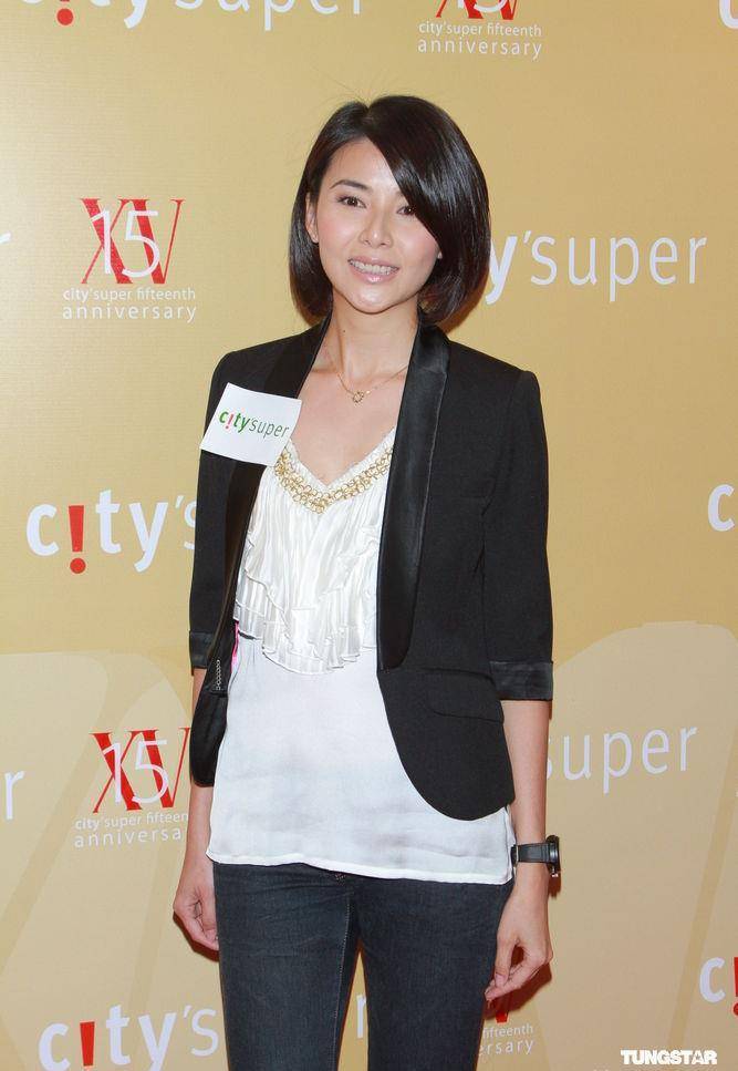 蒙嘉慧真洋气,一袭宝蓝色缎面连衣裙优雅高贵,身材高挑不输超模_气质