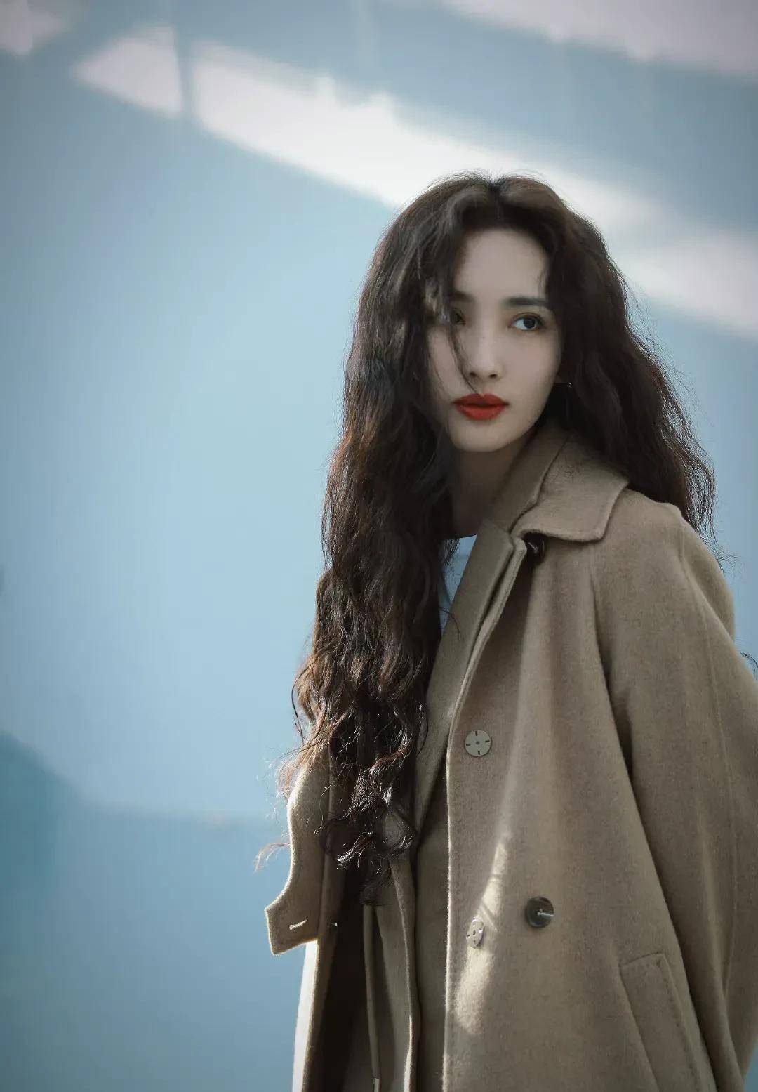 跟着明星学穿搭,初秋高级感look已送达!