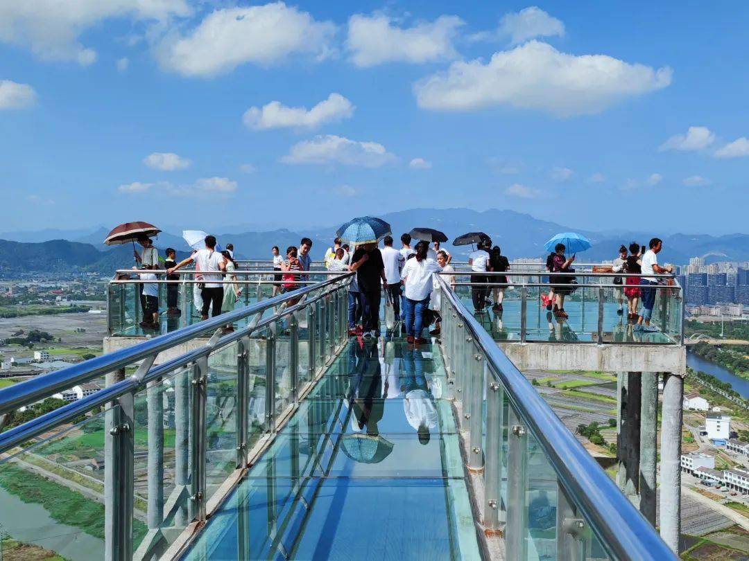 作为苍南新晋网红打卡地的流石山玻璃栈道,国庆首日也迎来了众多游客.