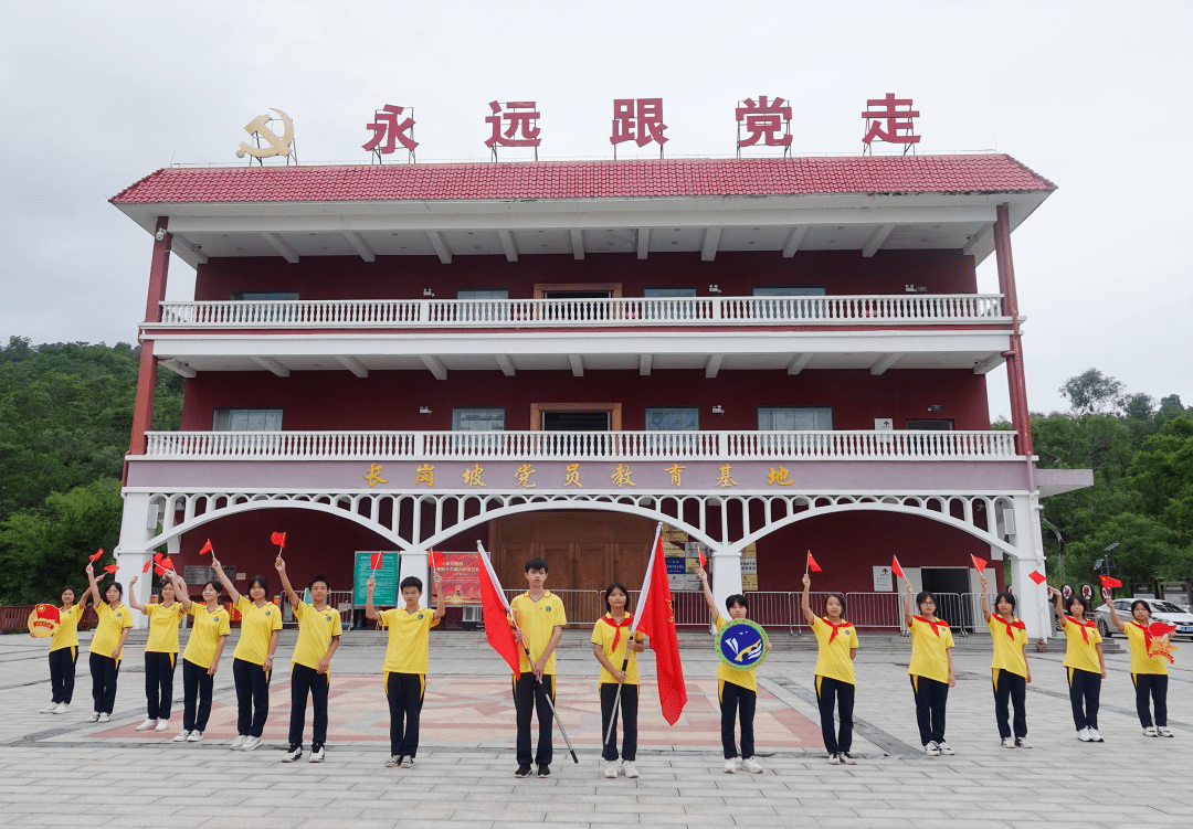 长岗坡中学举办的"致敬人民英雄·赓续红色血脉"主题教育活动,用红色