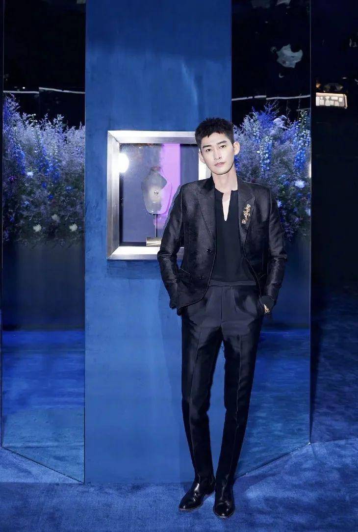 张翰 佩戴蒂芙尼schlumberger系列海马造型身材针及atlas x系列袁弘