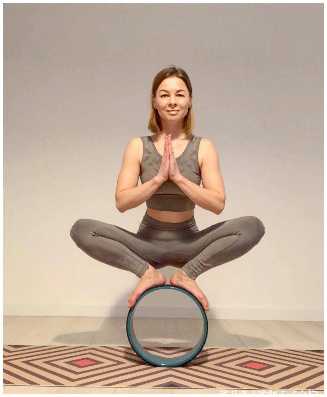 身材和气质的加持,让李念能够hold住不同造型,堪称百变女神_双手_瑜伽