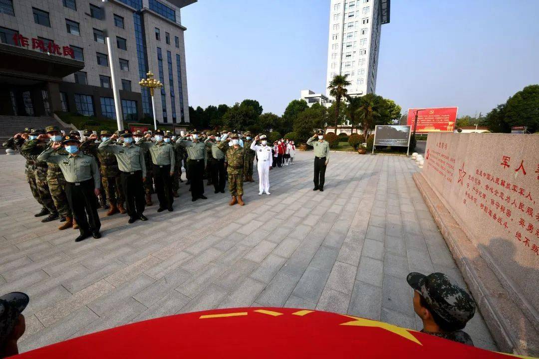 河南省周口军分区隆重举行升国旗仪式_军人誓词_五星红旗_本职工作