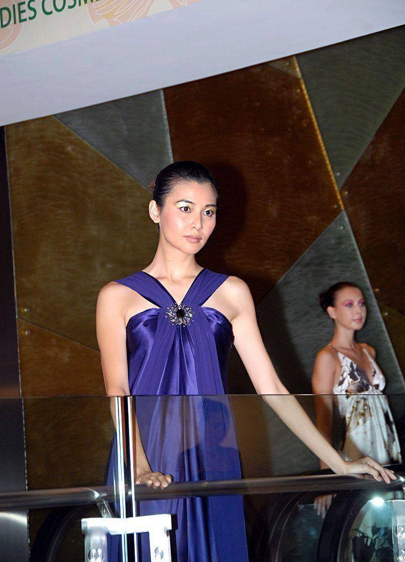 蒙嘉慧真洋气,一袭宝蓝色缎面连衣裙优雅高贵,身材高挑不输超模_气质