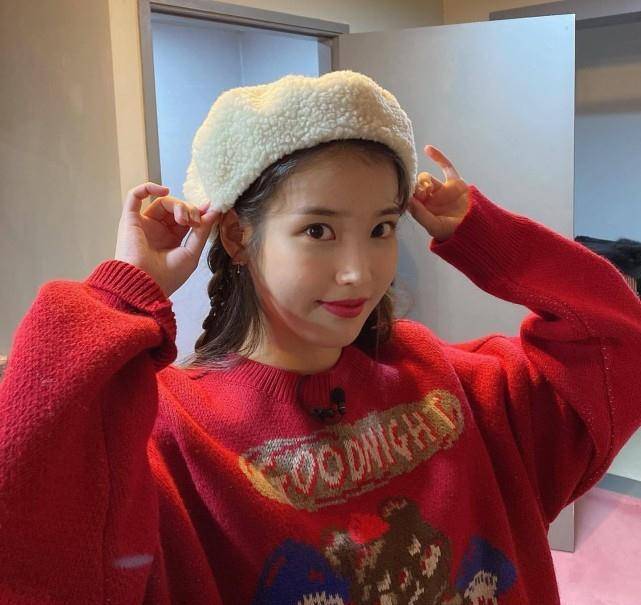 iu私服简单舒适,身穿红色毛衣配格纹裤,温暖又很慵懒风!