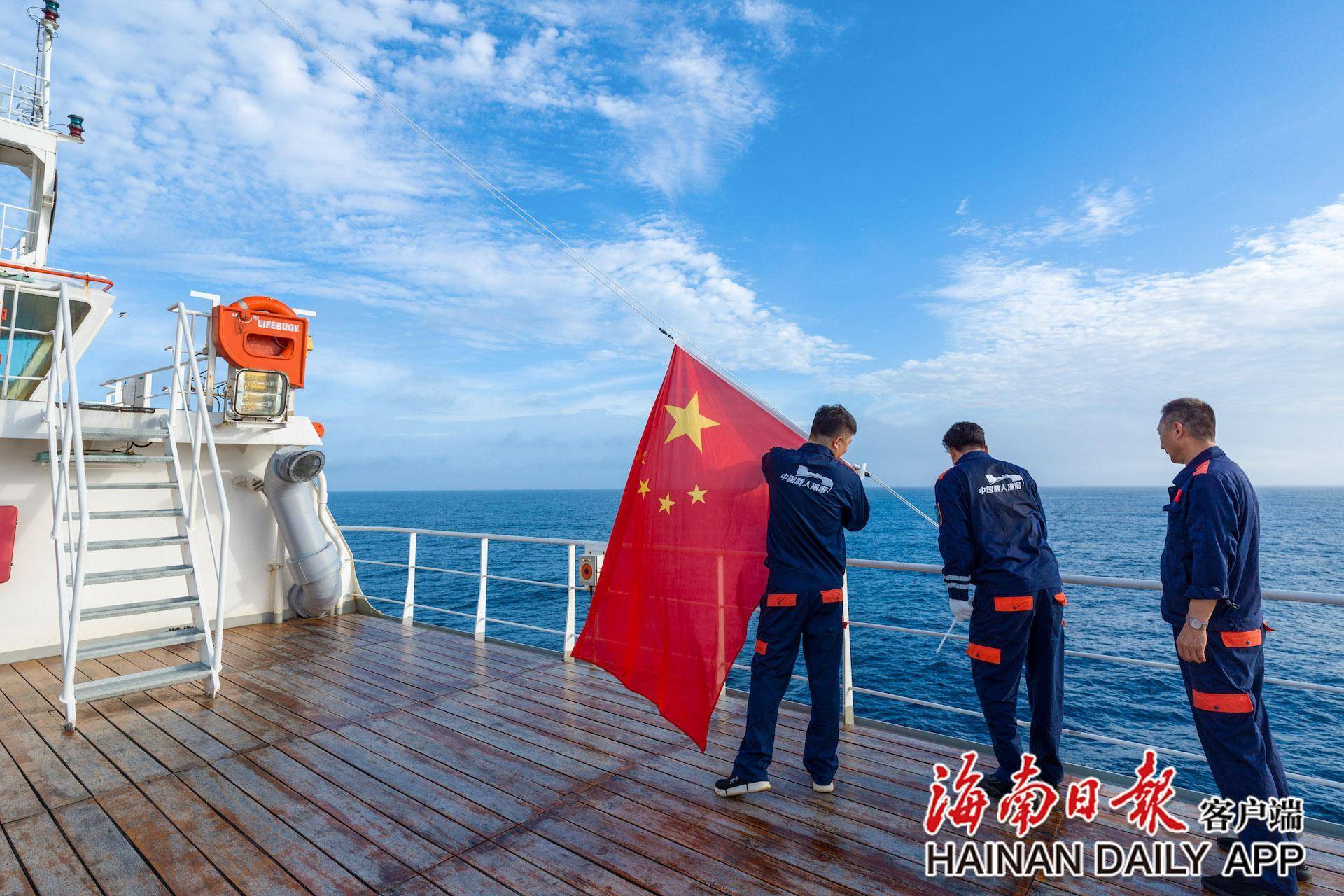 “探索二号”科考船举行升国旗仪式_深海_进行_任务
