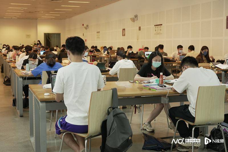 深圳市民假期依然热衷学习，有人打卡图书馆，有人青睐自习室