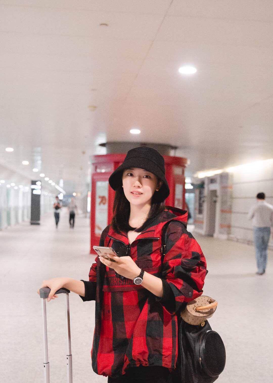 曾搭档胡歌演绎女神"罗伊人",今一袭时尚轻纱长裙,知性优雅_自然_身材