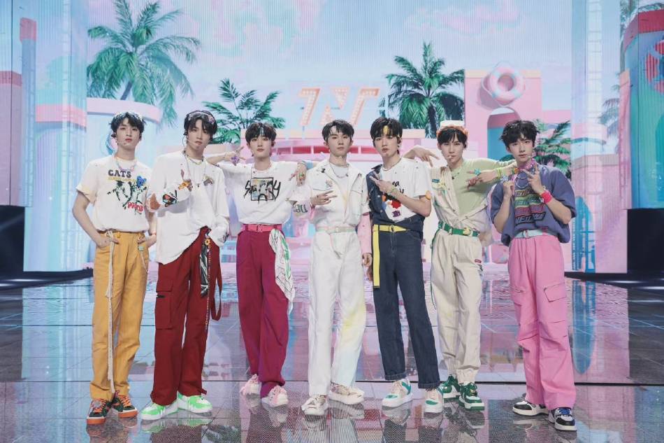 时代少年团秋天第一张合照 七小只比耶元气满满_娱乐_合体_严浩翔