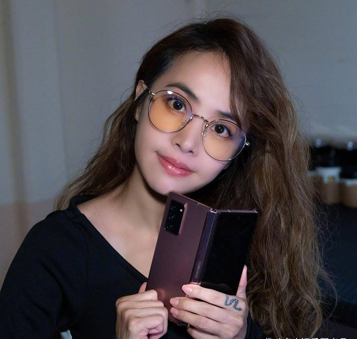 40岁蔡依林近照曝光,对着镜头比剪刀手卖萌,手上纹身引热议_网友_女