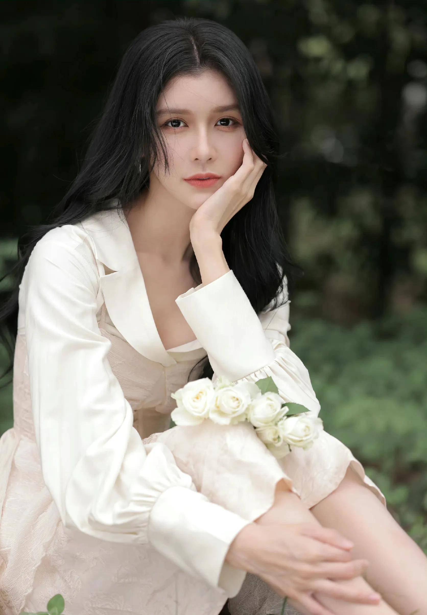 蔡卓宜山野林间白裙捧花写真,纯欲风拉满,氛围感十足_花瓣_清香_鲜花