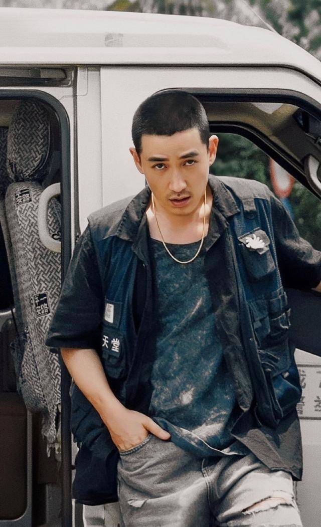 朱一龙在电影《人生大事》里的留着寸头,穿着花衣短裤,一口粗鲁的方言