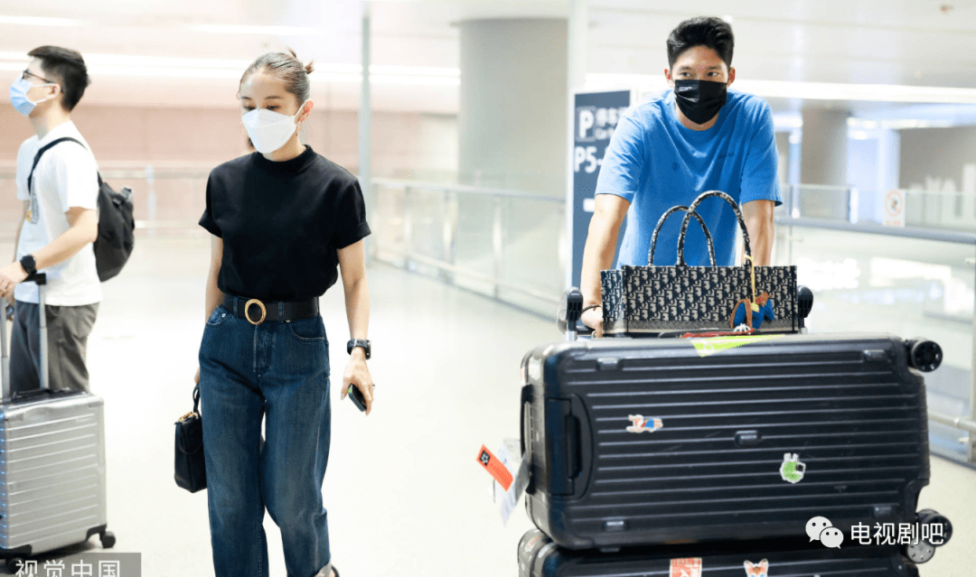 王子文与男友吴永恩现身机场 一前一后保持距离_来源_上海_娱乐