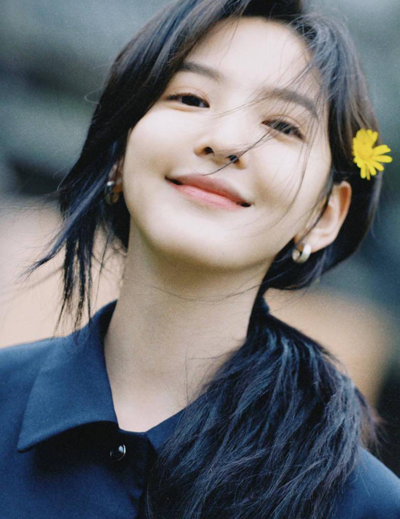 章若楠拍户外写真笑容甜美 头戴雏菊变身田园少女_章若楠_雏菊_写真