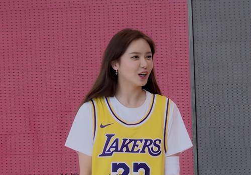 nba解说美娜参加综艺节目,颜值不输女明星,网友:不出道可惜了_赵小伟