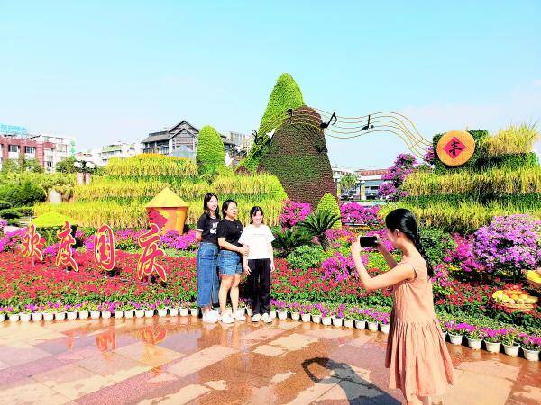 央视对桂林市中心广场“祖国颂”主题立体花坛进行报道