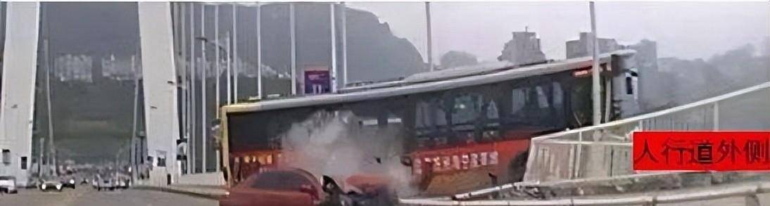上海公交车坠河进展，提前让下车，司机避免18年重庆坠河悲剧再现