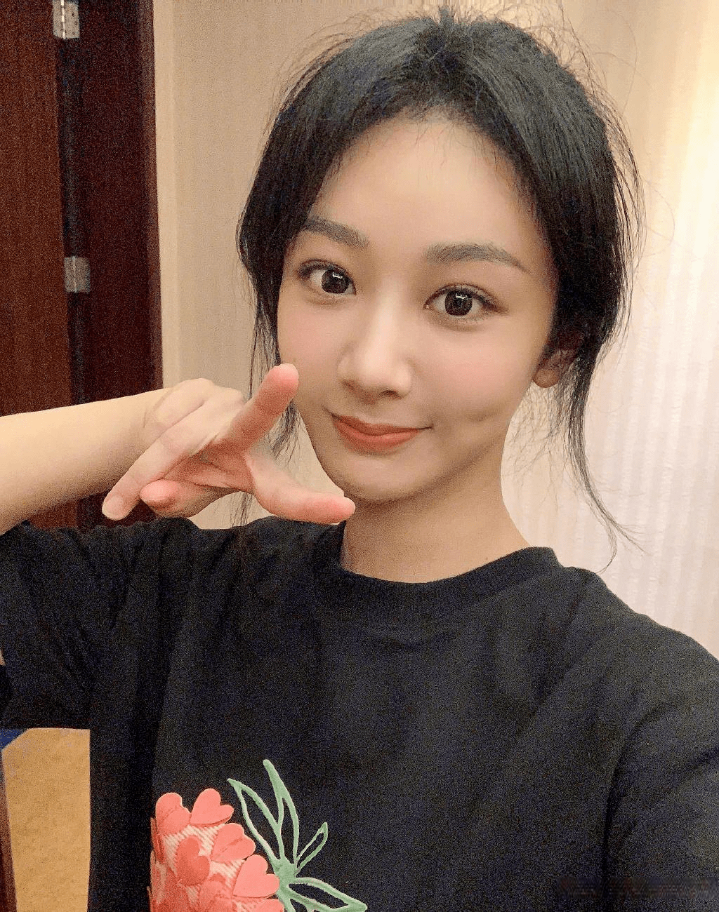 杨紫晒自拍美照,却被身后变形的电视机抢镜,网友质疑p图太狠_女明星