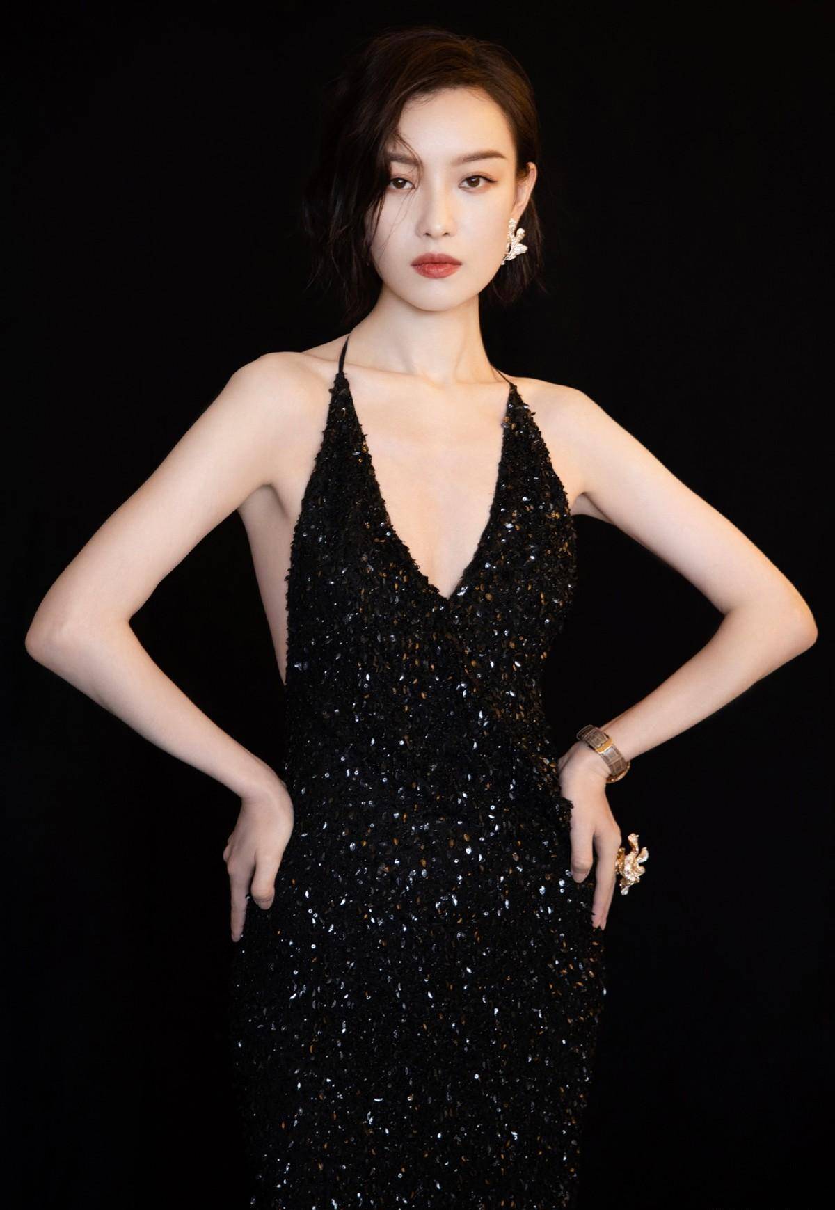 倪妮的身材太绝了,直角肩 天鹅颈超会撩,星空裙穿出御姐范_时尚_效果