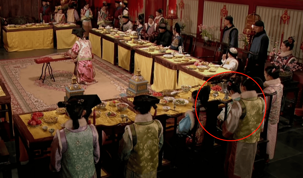 《甄嬛传》宫廷宴会太多了,第五集25分时,又被大家逮到一个打发时间的
