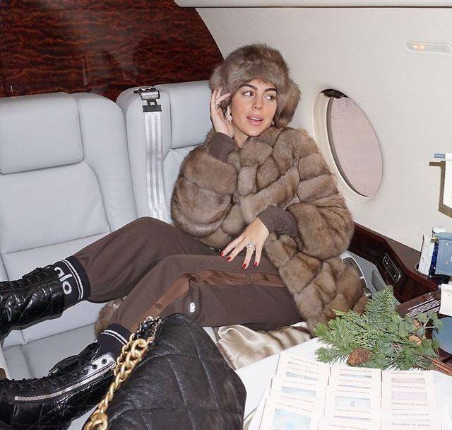 乔治娜大方秀双胞胎孕肚!