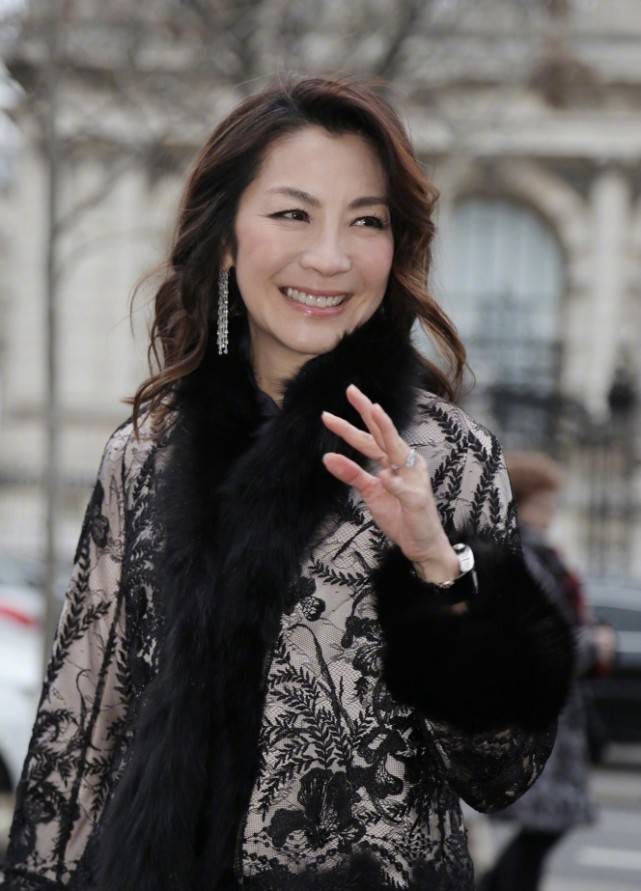 58岁杨紫琼素颜自拍,像个胖乎乎的中年男子,谁能认出来?