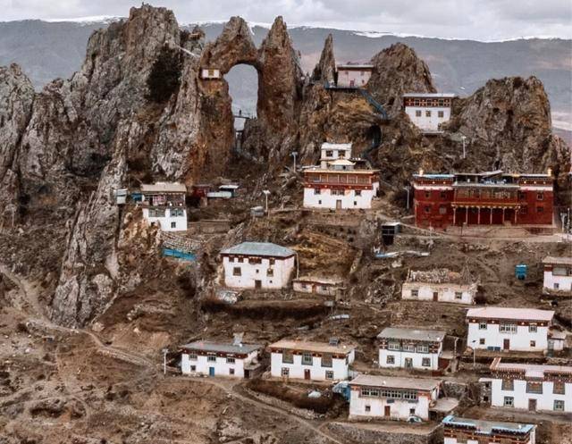 孜珠寺始建于三千年前,孜珠寺周围的山峰因常年的风蚀而形态各异,变幻