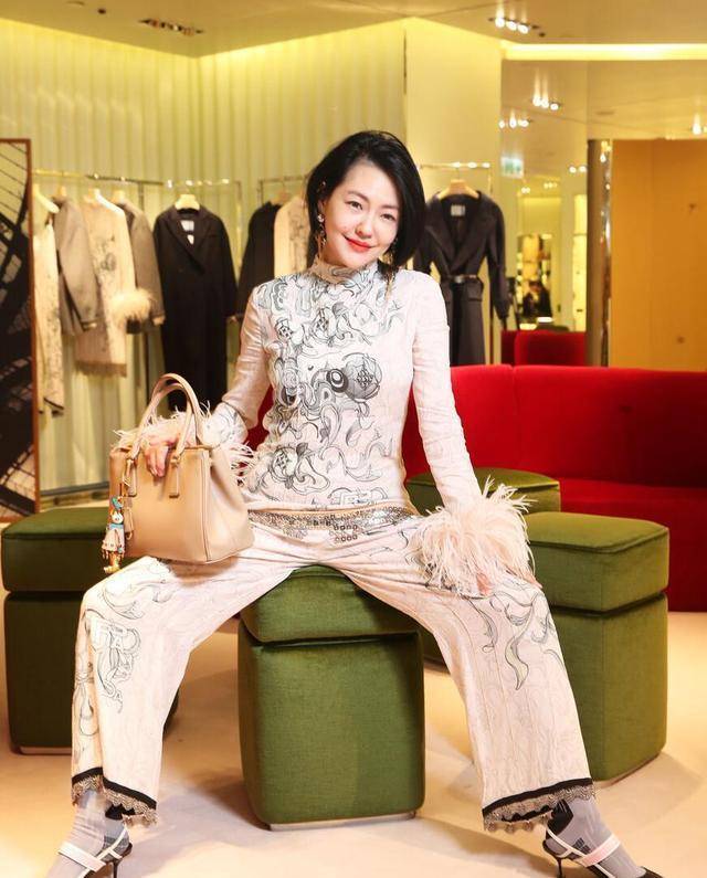 小s徐熙娣越老越有韵味,穿衣妩媚又动人,女生看了都羡慕_纱裙_白色