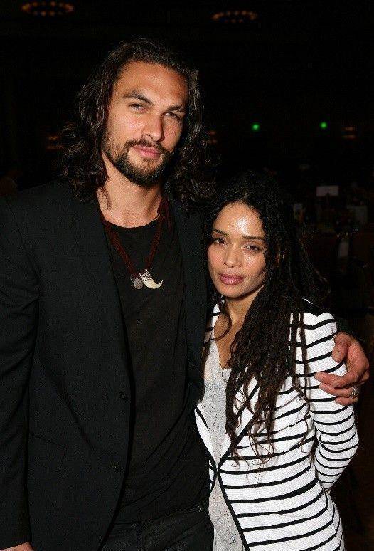 42岁海王宠妻16年,娶了8岁时爱上的女孩,为她留长发_杰森·莫玛_莉莎