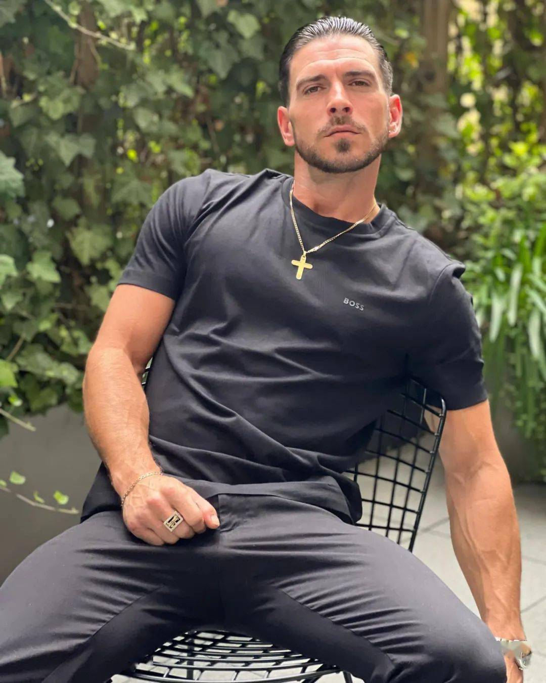 想跟他 doing something unholy~paddy obrian 在其中穿着西装扮演一