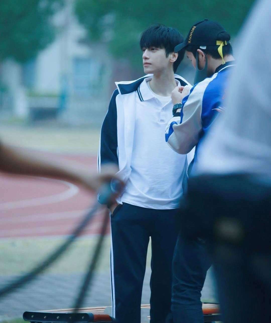 罗云熙再次身穿校服,还有西装革履的霸总造型,与青梅竹马再重逢_搭档