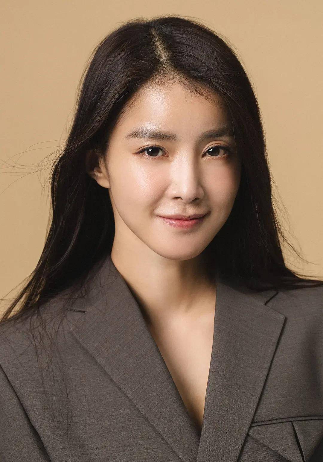 韩国女星李诗英体脂率仅8%,被誉为金刚芭比嫁大九岁富豪老公