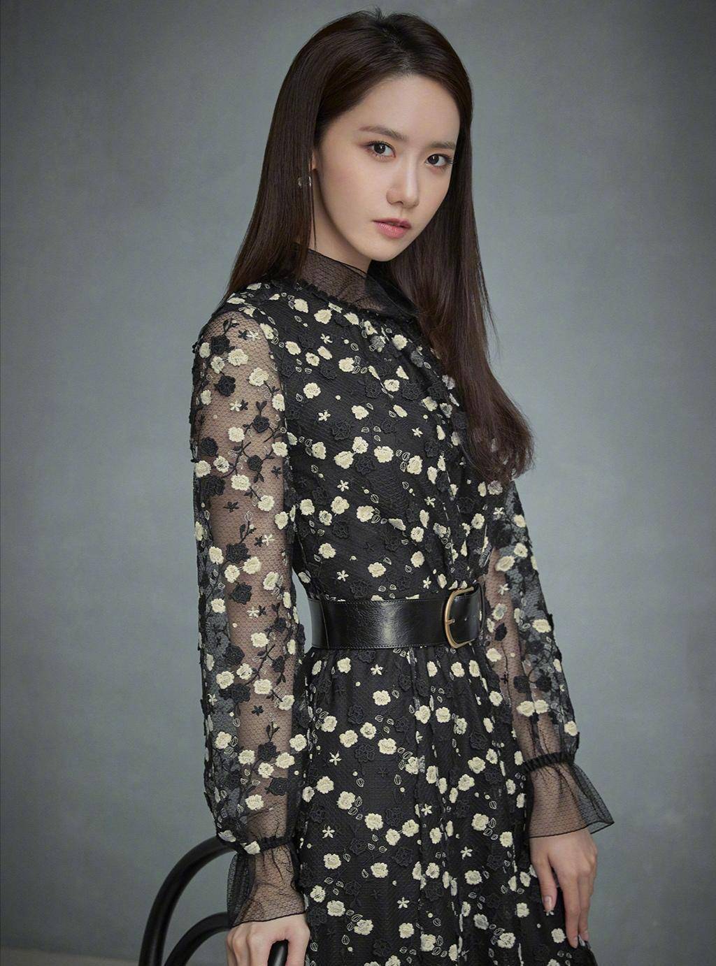 林允儿最新秋冬画报,连衣裙配大衣造型好高级,真正的气质美人_黑色