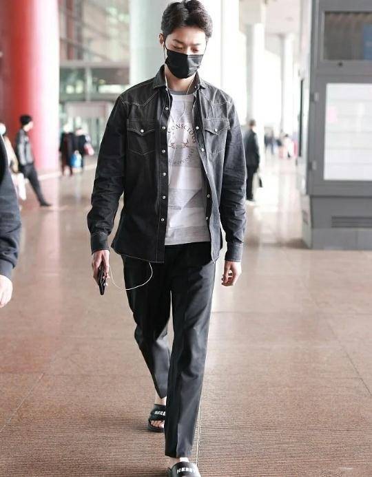赖冠霖一双拖鞋现身机场引起争议,穿搭不输从前,果然是正能量偶像