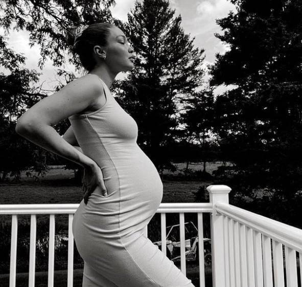 维密天使gigi晒素颜孕照!