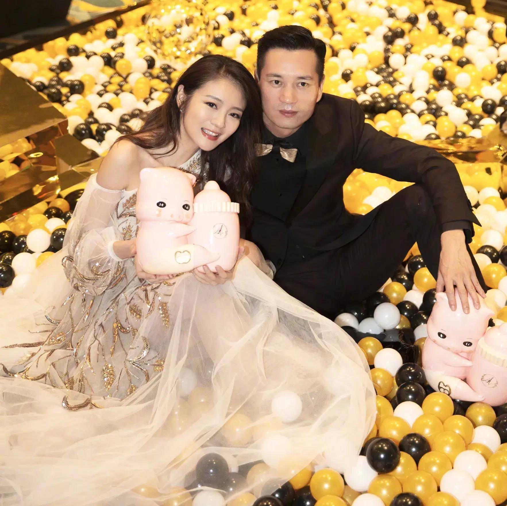 安以轩相对保守,大时尚上衣不敢穿里面还加背心,越长越高级了_风格