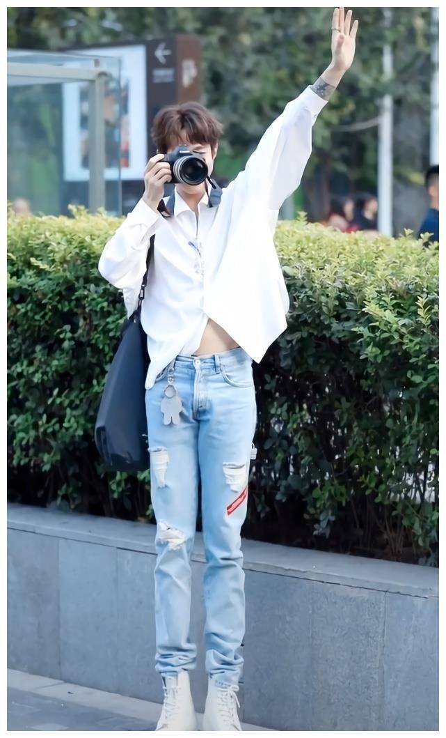 坤音四子岳岳穿白衬衫宛如帅气学长,但他一抬手,形象瞬间崩塌!