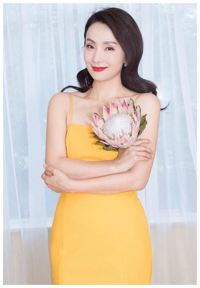 47岁陶虹拍摄复古大片,美得优雅又大气,举手投足尽显韵味_陶红_女人