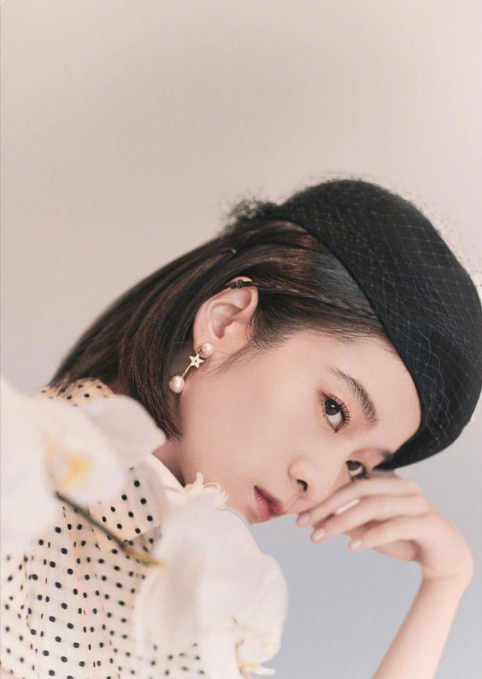 张雪迎短发造型气质大变!