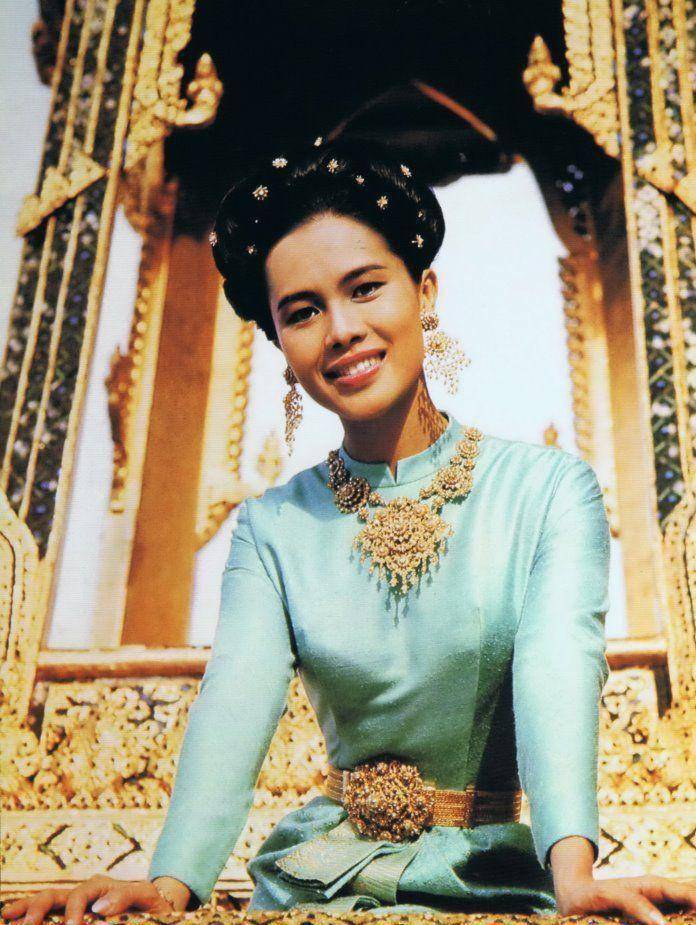 穿孔雀蓝裙亮相,身形扭曲依然打扮精致_朱拉蓬_王室_诗丽吉