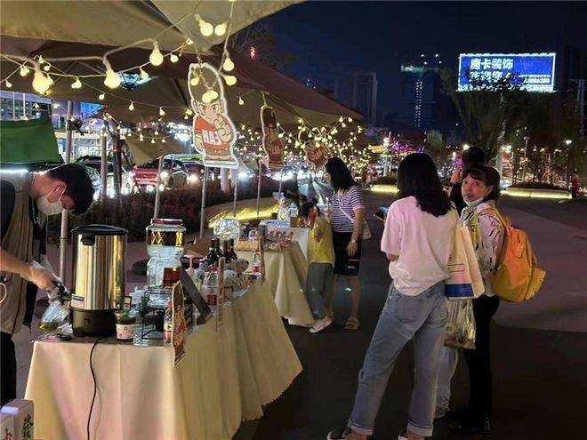 图片 重庆两江新区：点亮“夜经济” 城市消费激发新活力