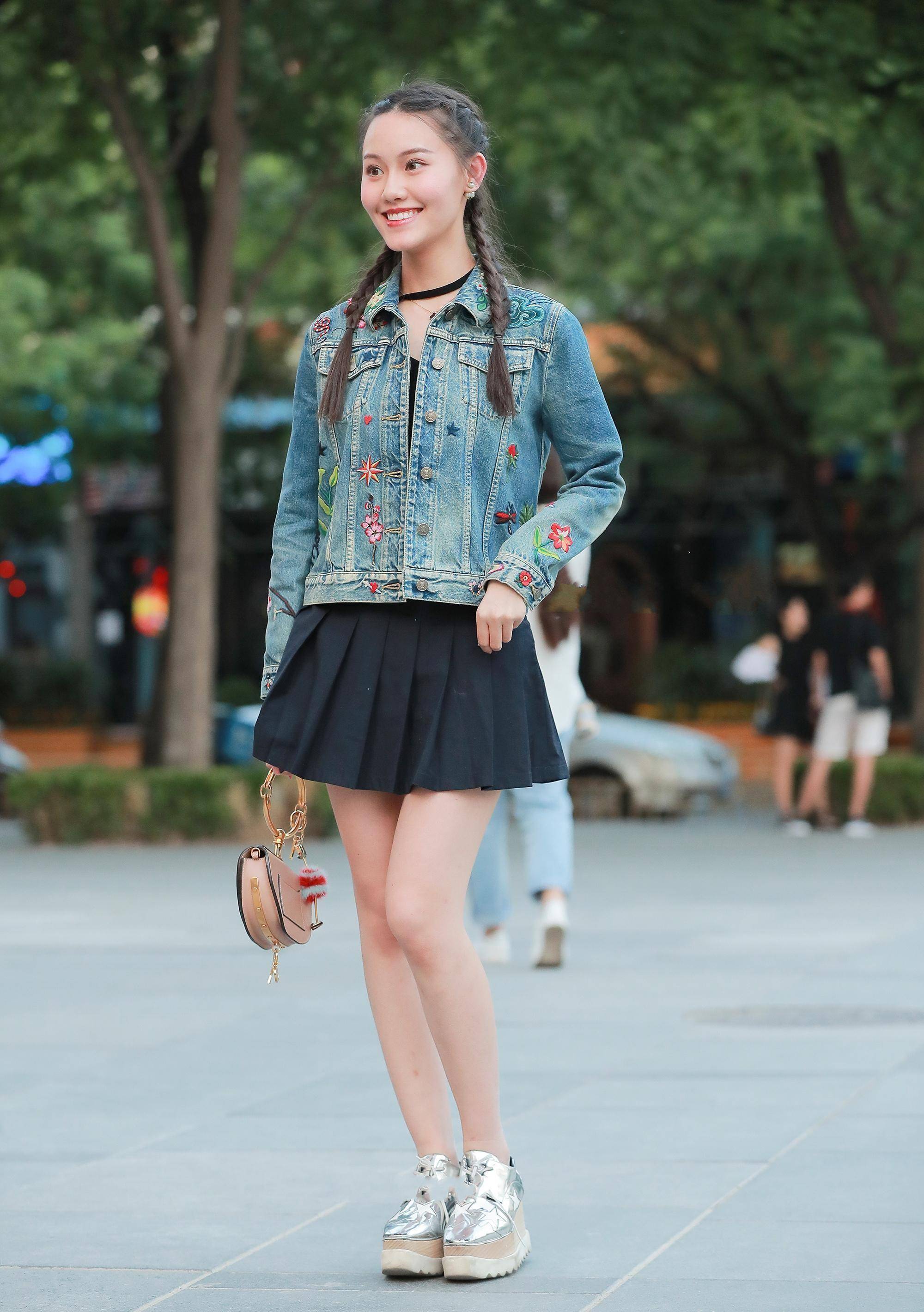 街拍:美女玩转街头百褶裙,减龄又可爱,尽显身材,气质迷人_黑色_感觉