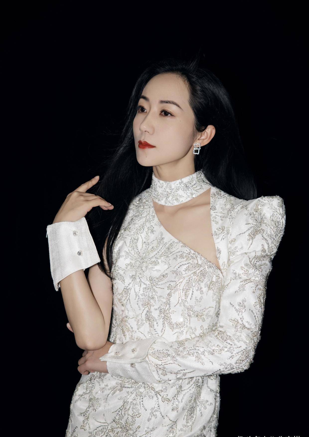 韩雪又穿火了"条纹衬衫",配黑色时尚半身裙精致时髦,优雅大方