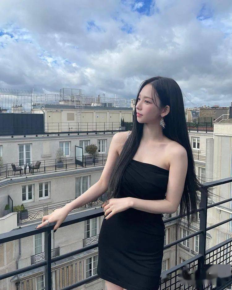 网友和粉丝们也纷纷留言表示:"柳智敏的身材好棒,苗