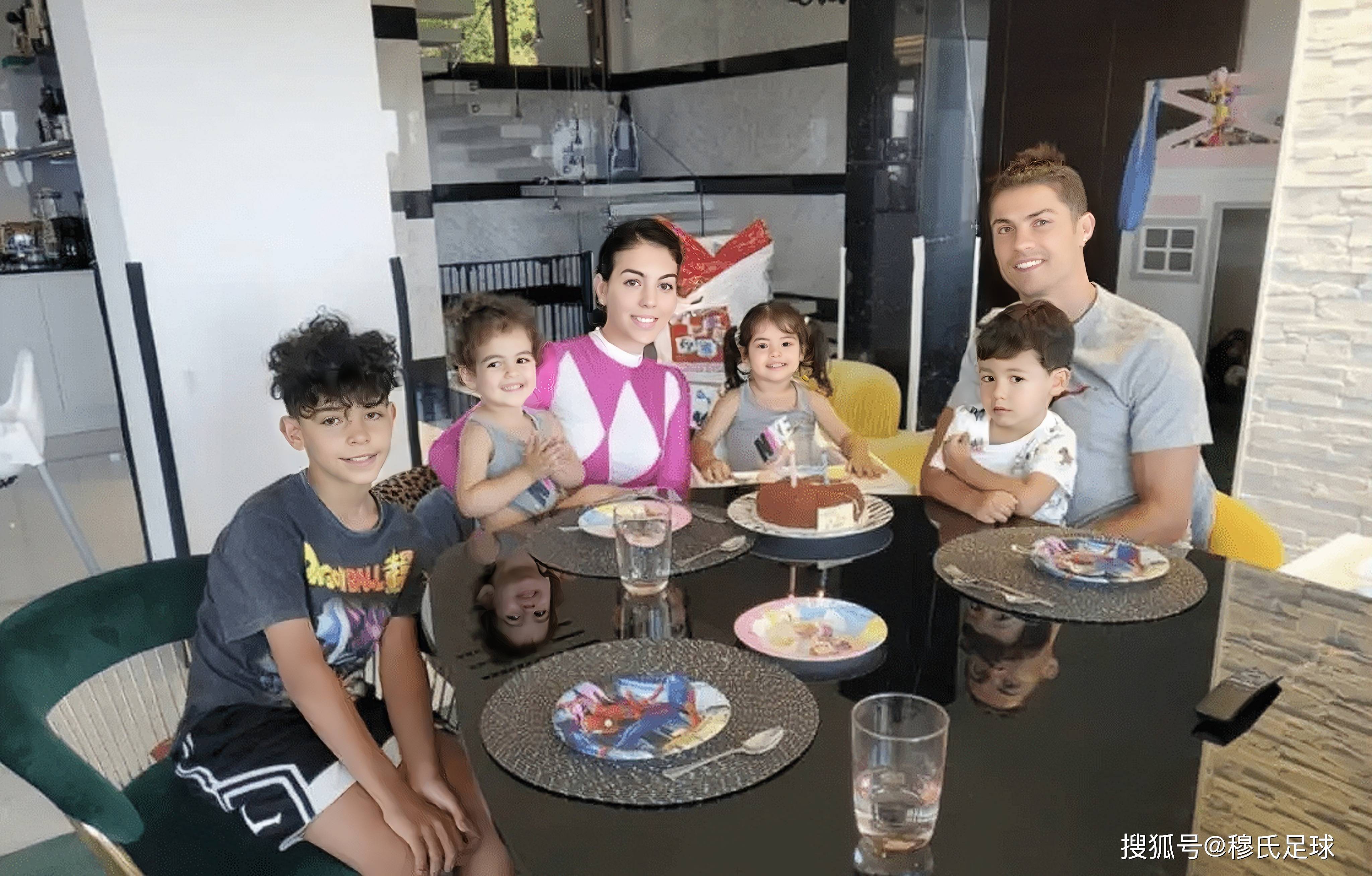 乔治娜丰满,c罗晒全家福,曼联放弃球王 球迷:冲击世界杯_一家人_用餐