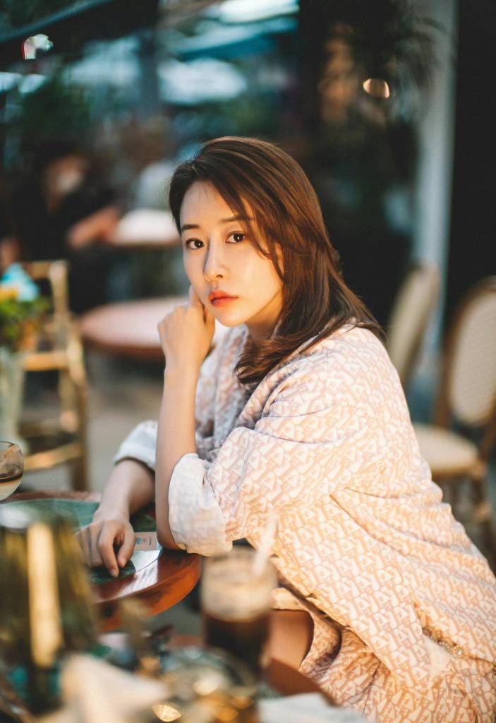 毛俊杰晒节日随拍 餐厅出镜玩转文艺胶片风_写真_风格_餐厅