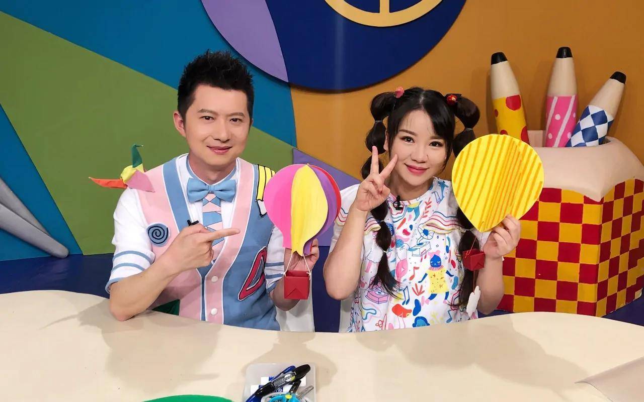 电视红果果夫妇带娃观影,结婚12年儿女双全,三岁女儿长相随妈_泡泡